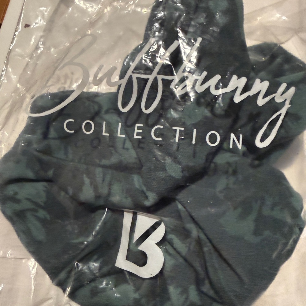 NWT Buffbunny Collection Nubre Scrunchie in Ivy Dahlia